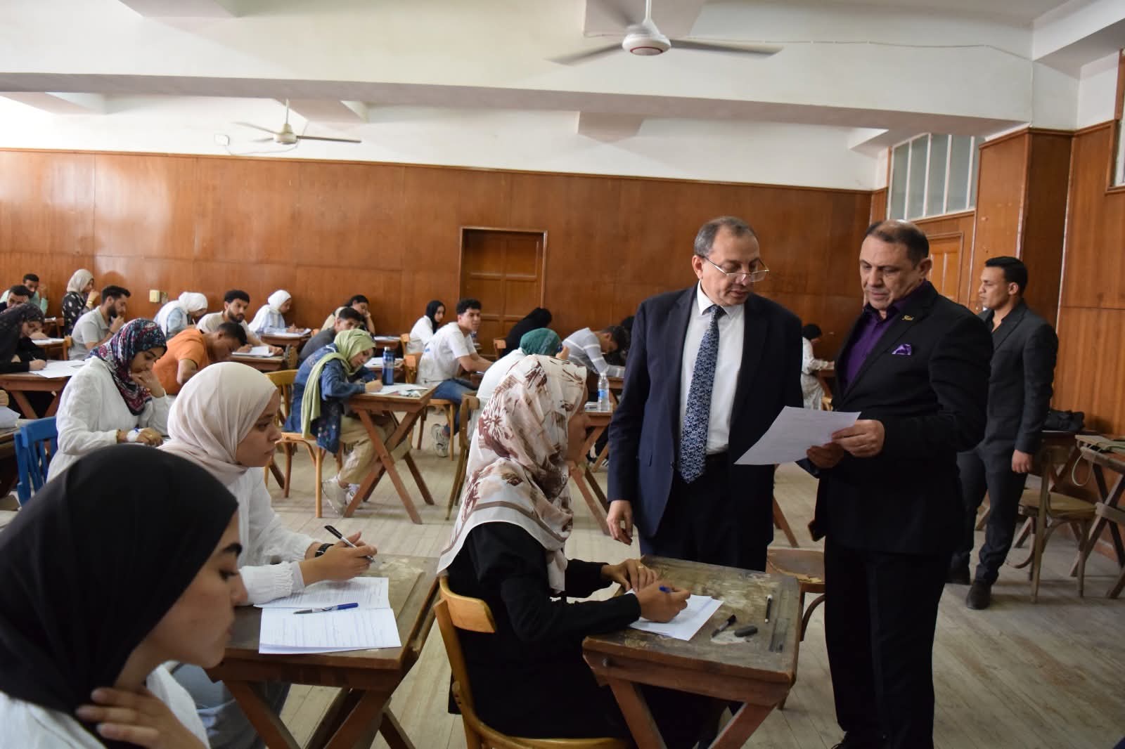 رئيس جامعة بني سويف يتابع امتحانات نهاية العام